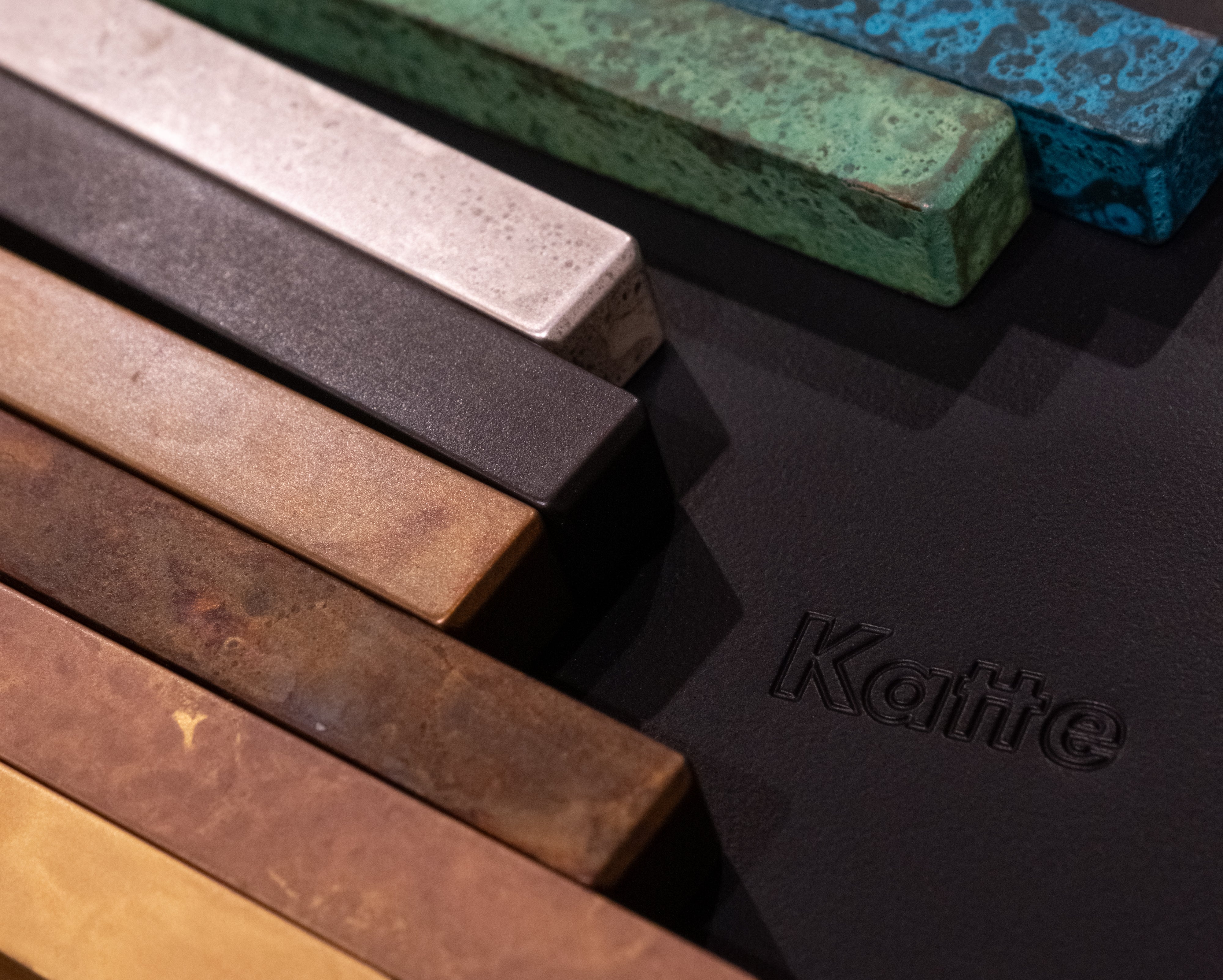 特別オーダーで選ぶ、真鍮着色の脚。